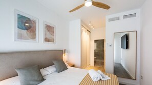 1 dormitori, caixa forta a l'habitació i planxa i posts de planxar