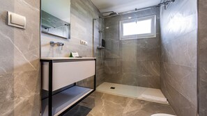 Een douche, een haardroger, handdoeken