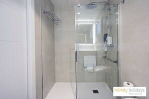 Shower, hair dryer, towels