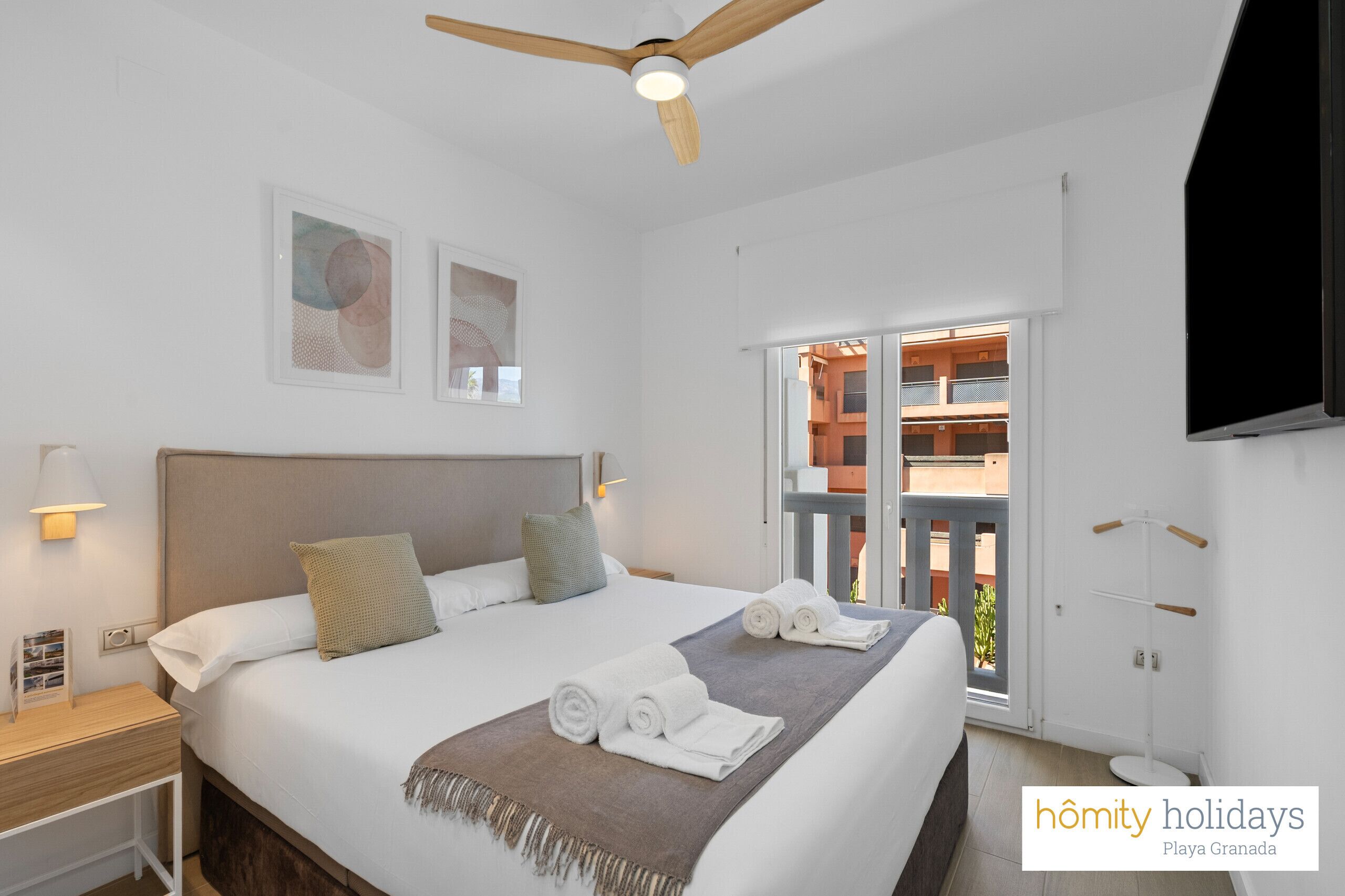 2 habitaciones, tabla de planchar con plancha y cuna de viaje 