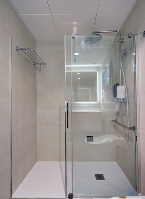 Douche, sèche-cheveux, serviettes fournies