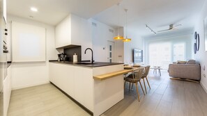 Een koelkast, een magnetron, een oven, een kookplaat