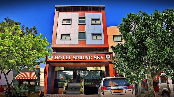 Front of property - Spring Sky Mughalsarai by ShriGo Hotels (Chandauli)