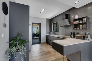 Kühlschrank, Mikrowelle, Ofen, Geschirrspüler