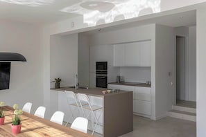 Geladeira, fogão, cooktop, lava-louças