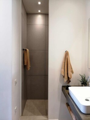 Dusche, Haartrockner, Handtücher