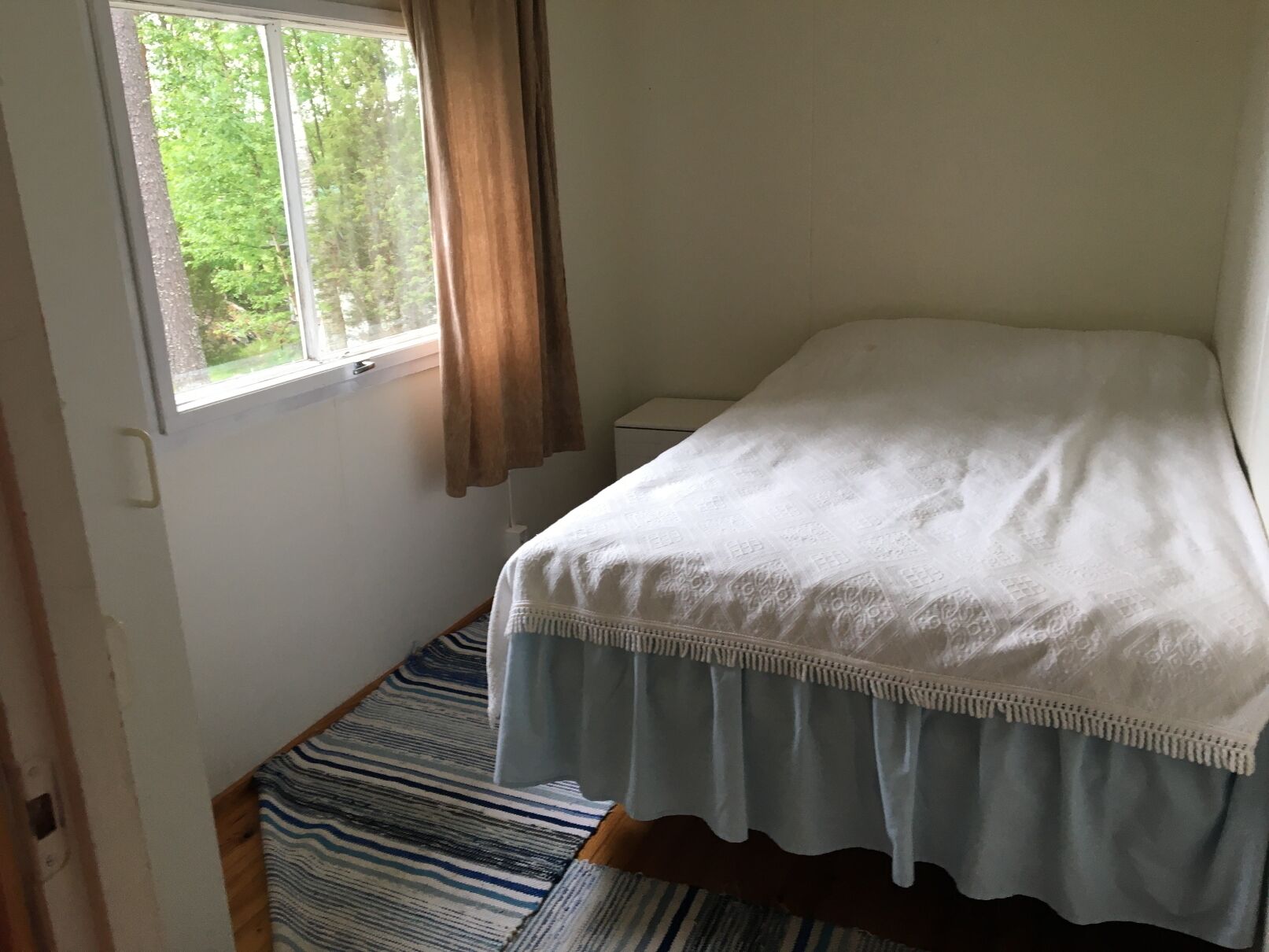 3 bedrooms, desk, iron/ironing board