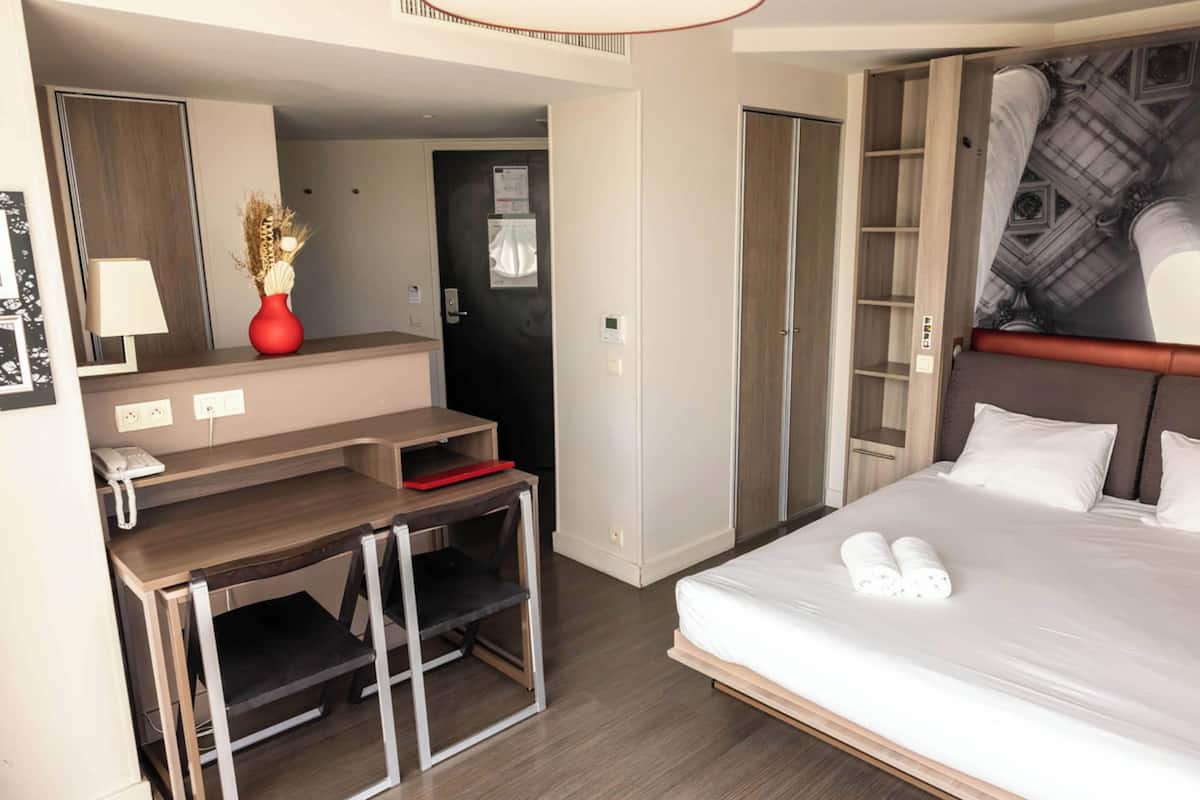 Grand Studio | Select Comfort beds, in-room safe, desk, laptop workspace