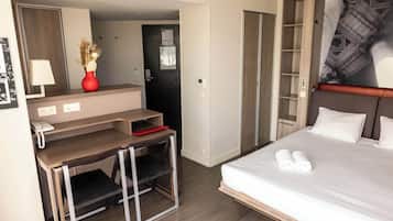 Grand Studio | Select Comfort beds, in-room safe, desk, laptop workspace