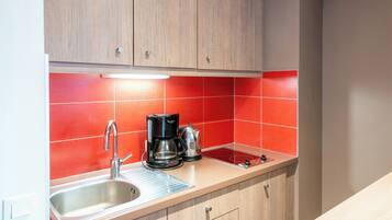 Fridge, microwave, dishwasher, coffee/tea maker