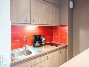 Fridge, microwave, dishwasher, coffee/tea maker - B&B HOME Caen Centre Gare (Caen)