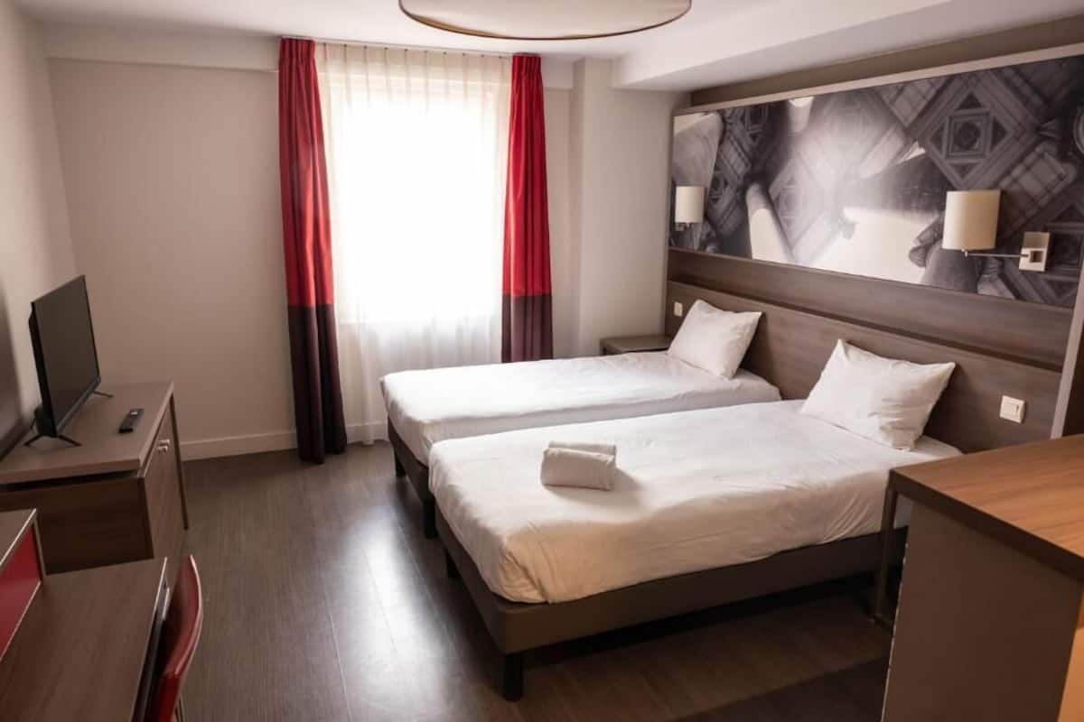 Studio Standard | Matelas Select Comfort, coffres-forts dans les chambres, bureau