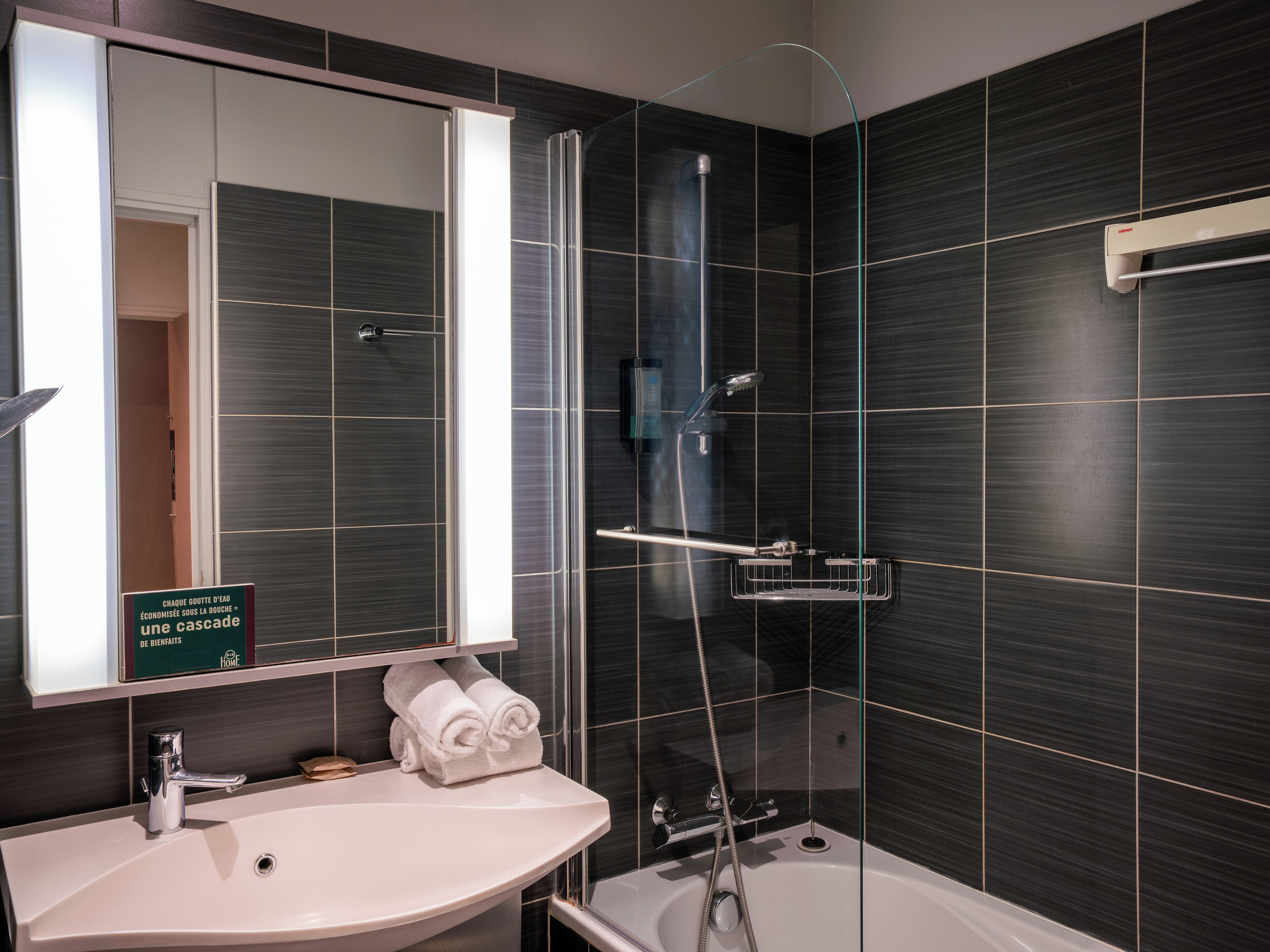 Sèche-cheveux, serviettes fournies, savon, shampoing