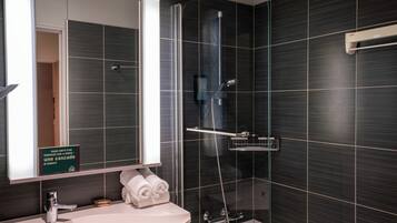 Sèche-cheveux, serviettes fournies, savon, shampoing