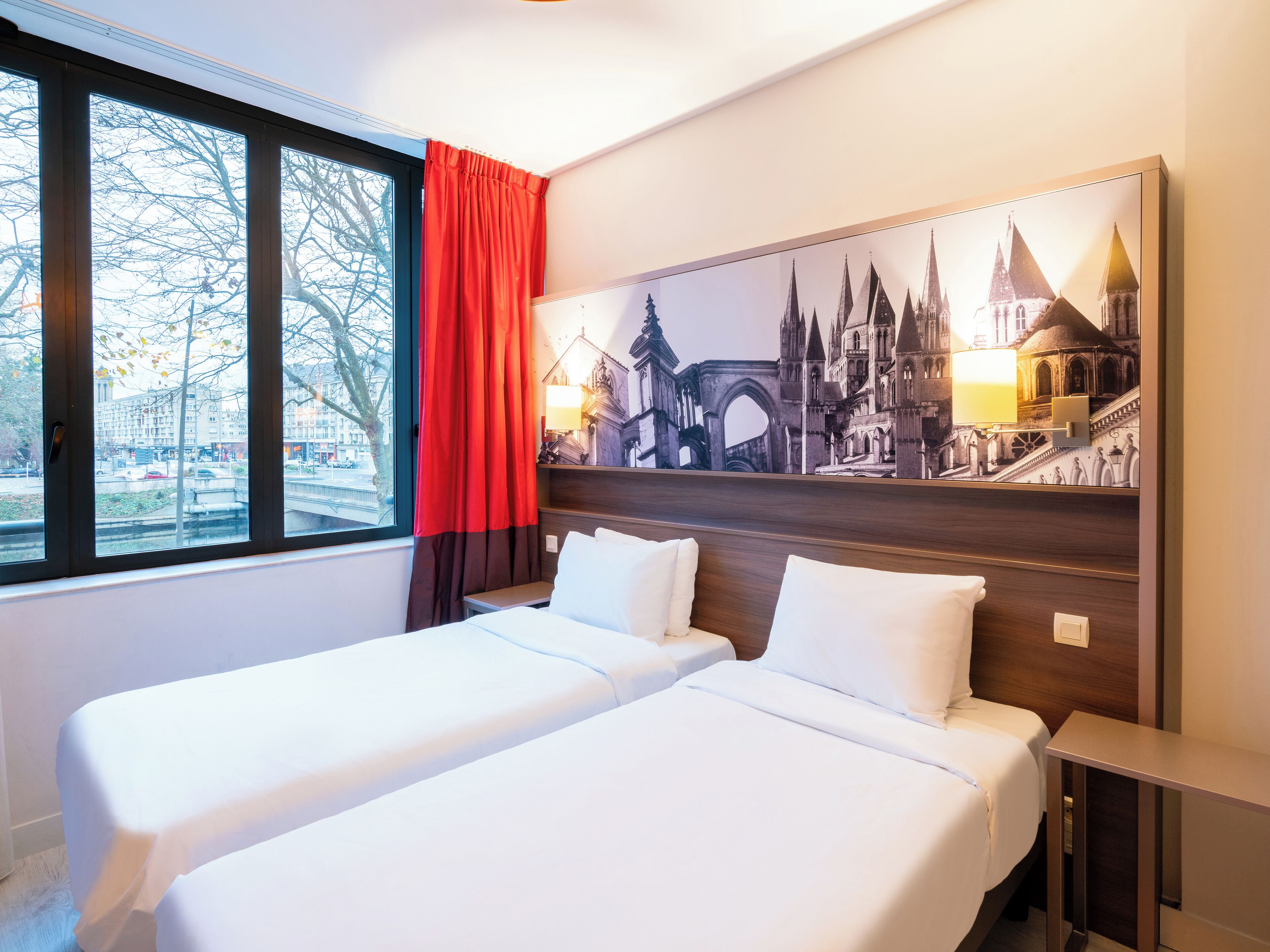 Colchones Select Comfort y caja de seguridad en la habitación 