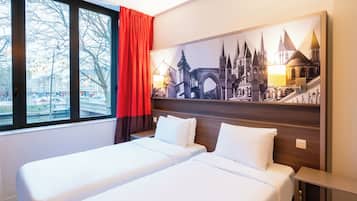 Select Comfort -patjalliset sängyt, tallelokero huoneessa, työpöytä