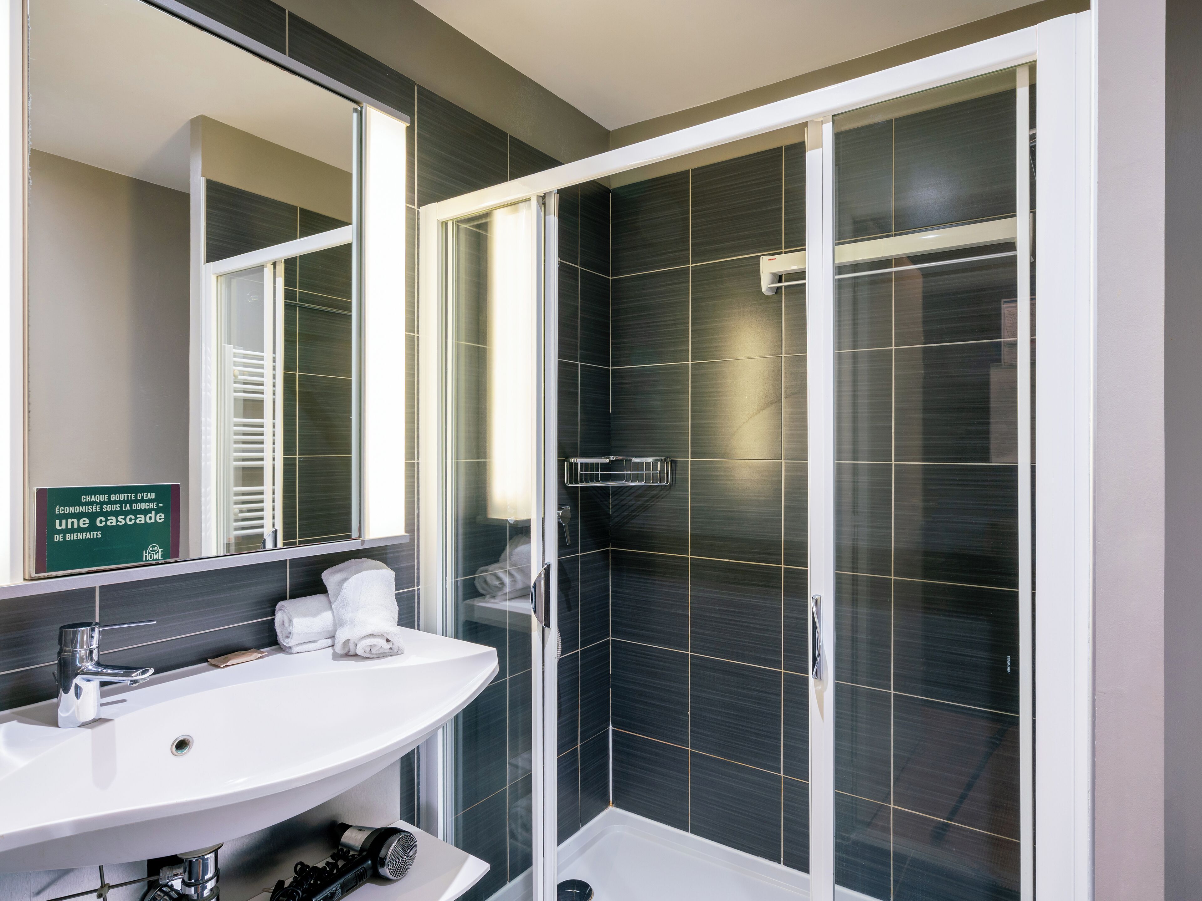 Een haardroger, handdoeken, zeep, shampoo