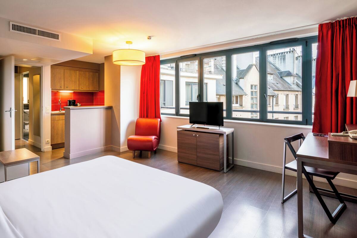 Colchones Select Comfort y caja de seguridad en la habitación