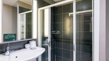 Een haardroger, handdoeken, zeep, shampoo