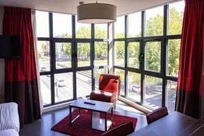 STUDIO VUE ORNE | Matelas Select Comfort, coffres-forts dans les chambres, bureau