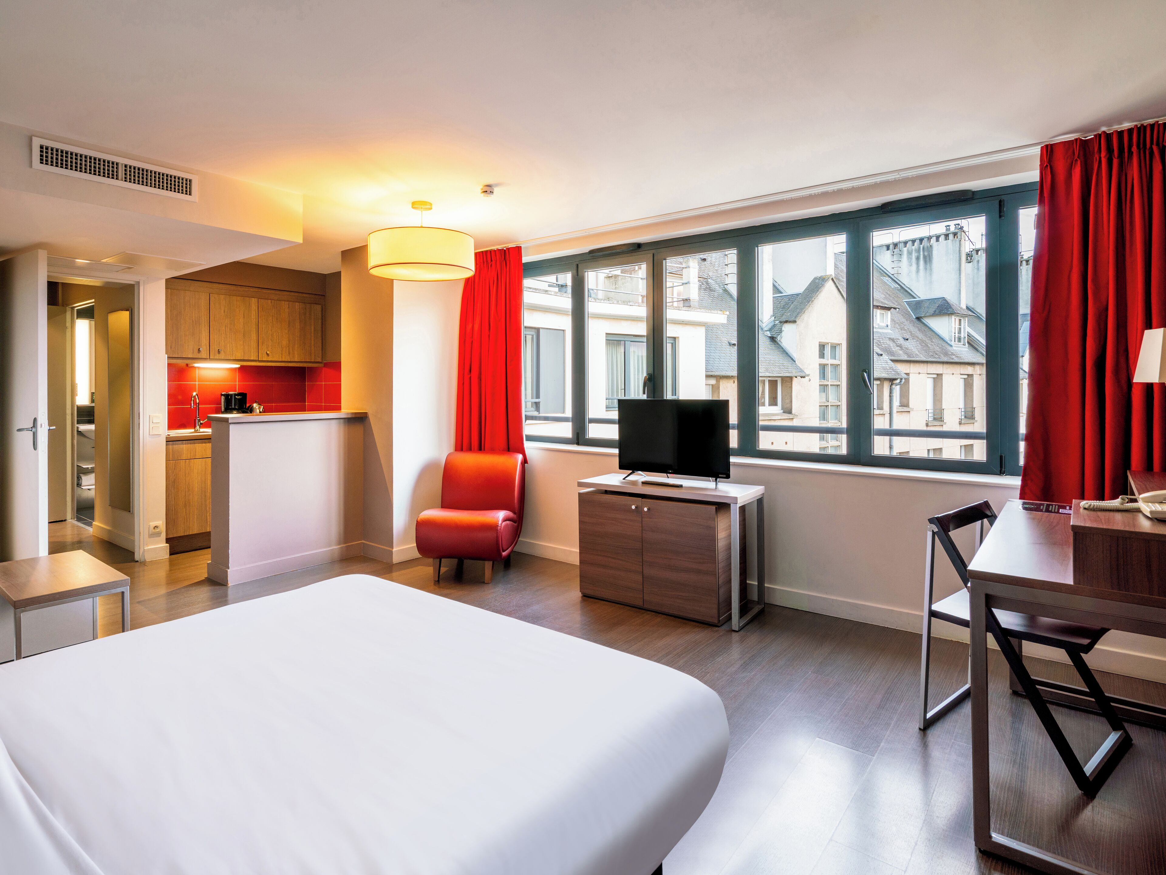 Classic Studio | Camas Select Comfort, caja de seguridad en la habitación y escritorio 