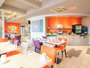 Desayuno buffet diario (EUR 18.50 por persona)