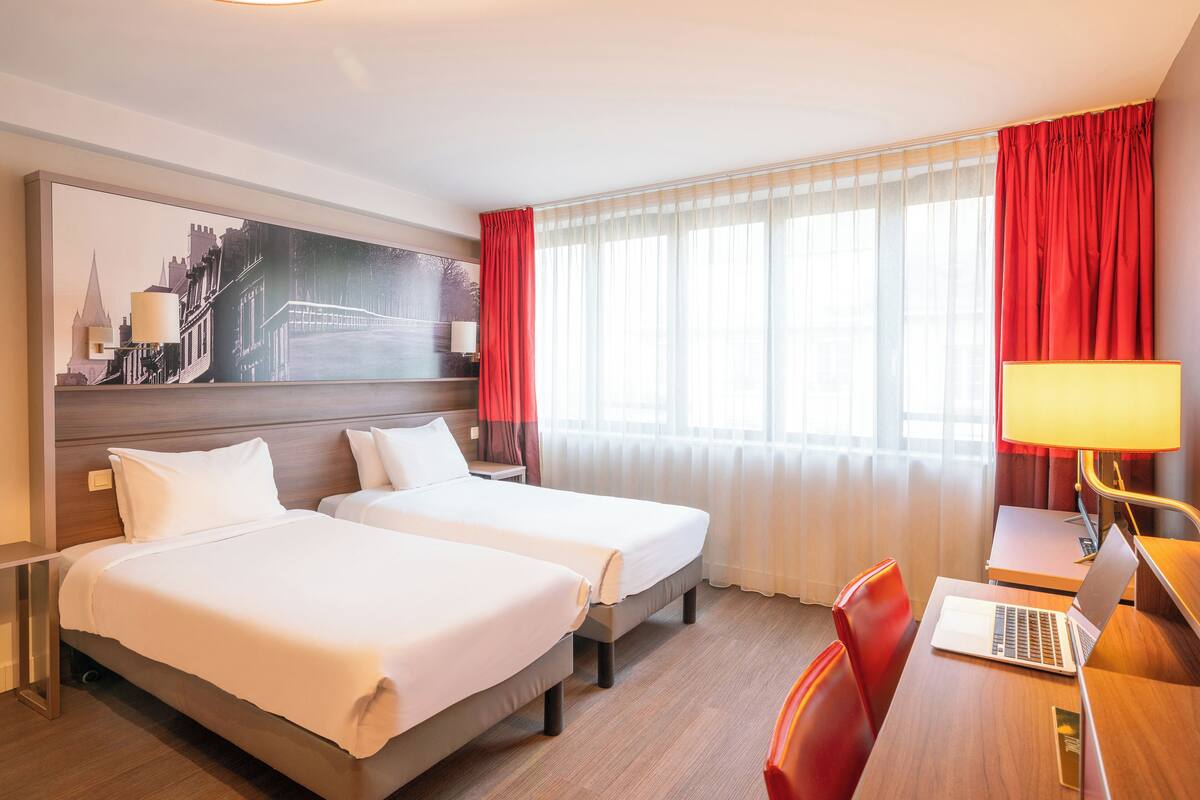 Colchones Select Comfort y caja de seguridad en la habitación