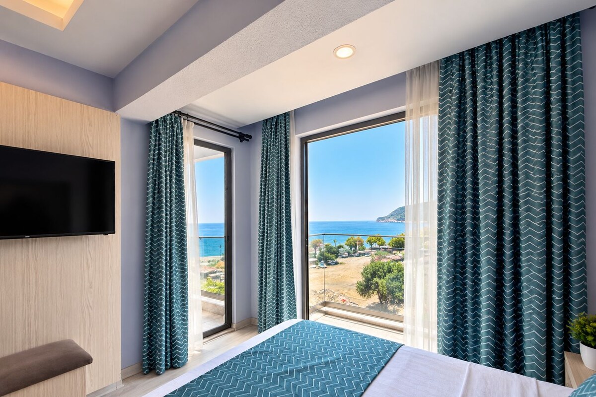 Standard Room, Sea View | Minibar, in-room safe, soundproofing, WiFi (free)