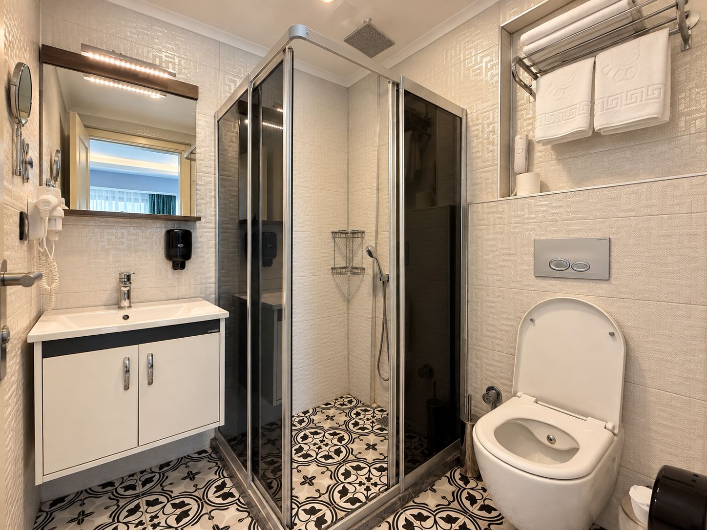 Un baño con ducha, inodoro y lavabo.