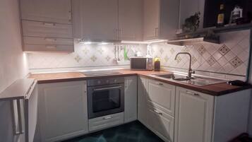 Køleskab, mikrobølgeovn, ovn, kogeplade