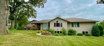 Sleeps 15 Beautiful Home on 1.2 Acre lot Minutes from Lakes, boat dock & beach