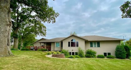 Sleeps 15 Beautiful Home on 1.2 Acre lot Minutes from Lakes, boat dock & beach