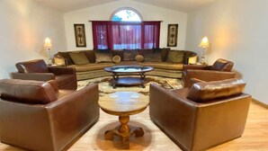 A living room with a sofa set, a coffee table, and two lamps. - Sleeps 15 Beautiful Home on 1.2 Acre lot Minutes from Lakes, boat dock & beach (Albert Lea)