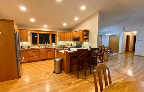 Sleeps 15 Beautiful Home on 1.2 Acre lot Minutes from Lakes, boat dock & beach