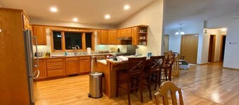 Sleeps 15 Beautiful Home on 1.2 Acre lot Minutes from Lakes, boat dock & beach