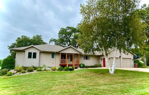 Sleeps 15 Beautiful Home on 1.2 Acre lot Minutes from Lakes, boat dock & beach