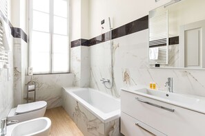 ベーシック アパートメント (UNITA 6) | バスルーム | シャワー、レインフォールシャワー、タオル