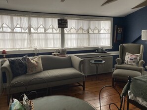 TV - Bucks County Rustic Farmhouse Private Suite (Chalfont)