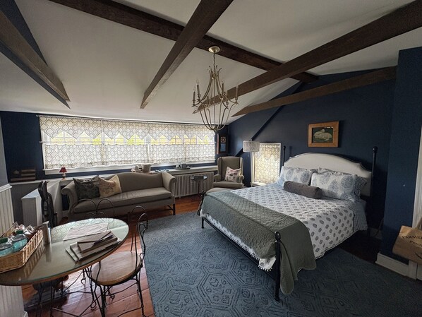 1 habitación, caja de seguridad en la habitación y escritorio 