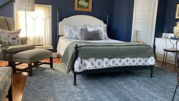 1 dormitorio, caja fuerte, escritorio y tabla de planchar con plancha