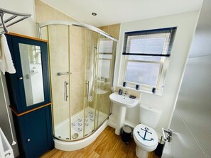 Douche, sèche-cheveux, serviettes fournies, papier toilette