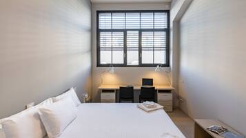 Comfort Condo | Desk, soundproofing, free WiFi, bed sheets