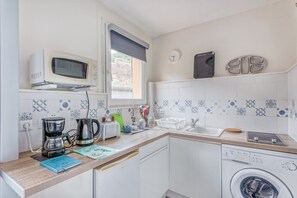 Frigorífic, microones, cafetera i tetera i torradora 