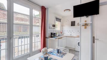 雪櫃、微波爐、咖啡機/沖茶器、多士爐