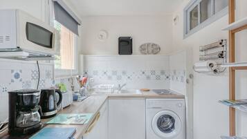 雪櫃、微波爐、咖啡機/沖茶器、多士爐