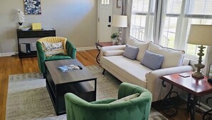 A living room with a sofa, two armchairs, a coffee table, and a side table. - Yellow Door Cottage - 3BR, Pet & family friendly! (Chattanooga)