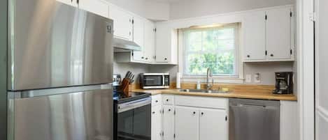 Frigorifero, microonde, forno, piano cottura