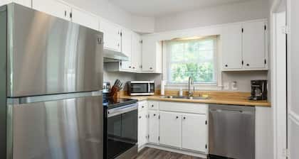 Yellow Door Cottage - 3BR, Pet & family friendly!