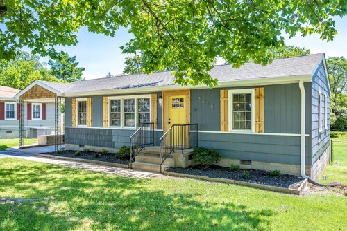 Yellow Door Cottage - 3BR, Pet & family friendly!