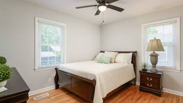 3 soveværelser, skrivebord, strygejern/strygebræt, weekendseng